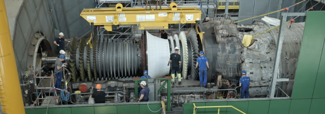 Technici instalují rozebranou turbínu Siemens Energy SGT5-4000F  v elektrárně