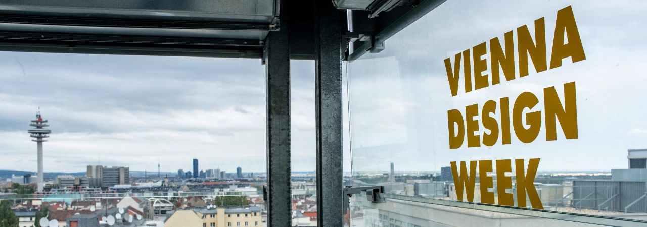 Поглед към Виена през прозореца и надпис Vienna Design Week