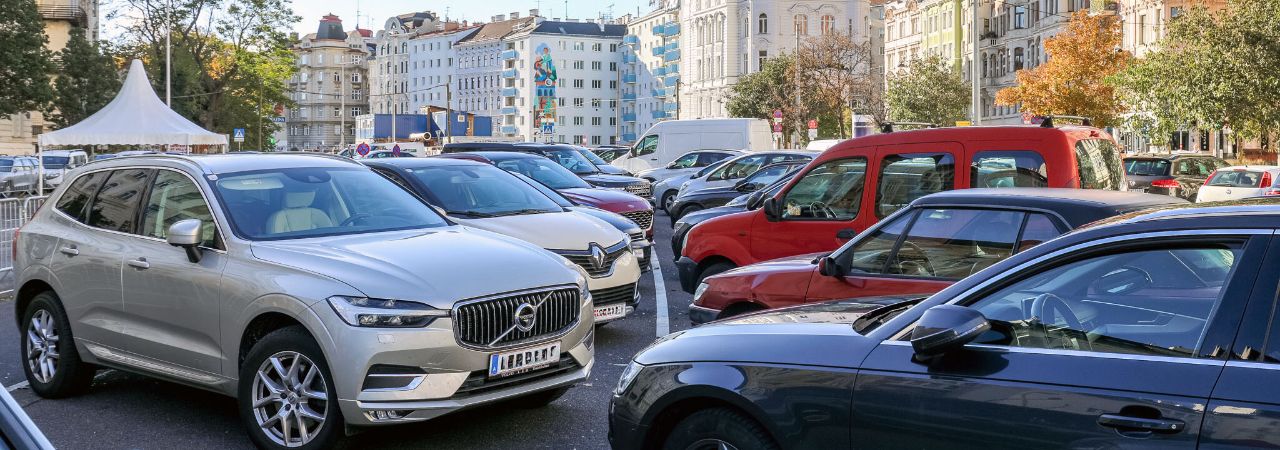 Geparkte Fahrzeuge am Naschmarkt